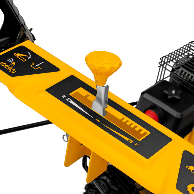 Бензиновая снегоуборочная машина SB 560 LP, 212 cc, электростартер, фара Denzel Бензиновая снегоуборочная машина SB 560 LP, 212 cc, электростартер, фара Denzel