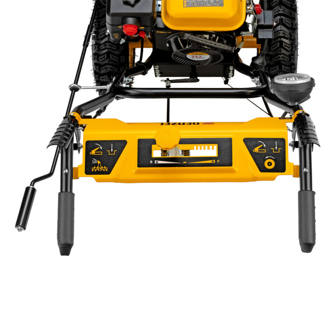 Бензиновая снегоуборочная машина SB 560 LP, 212 cc, электростартер, фара Denzel Бензиновая снегоуборочная машина SB 560 LP, 212 cc, электростартер, фара Denzel